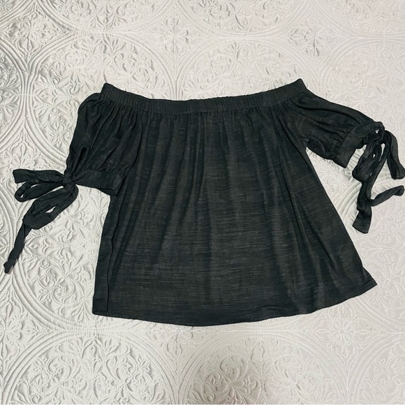 Gibson Off Shoulder Blouse with Tie In Sleeves - Picture 4 of 8